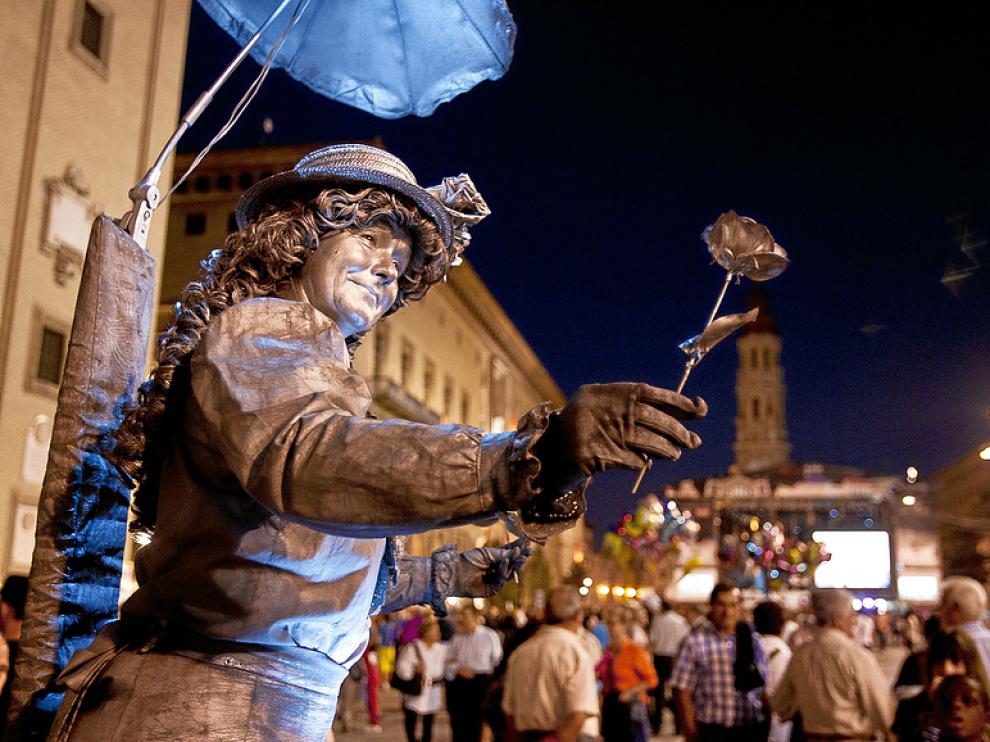Una de las estatuas humanas que estos días forman parte del paisaje habitual de la plaza del Pilar.