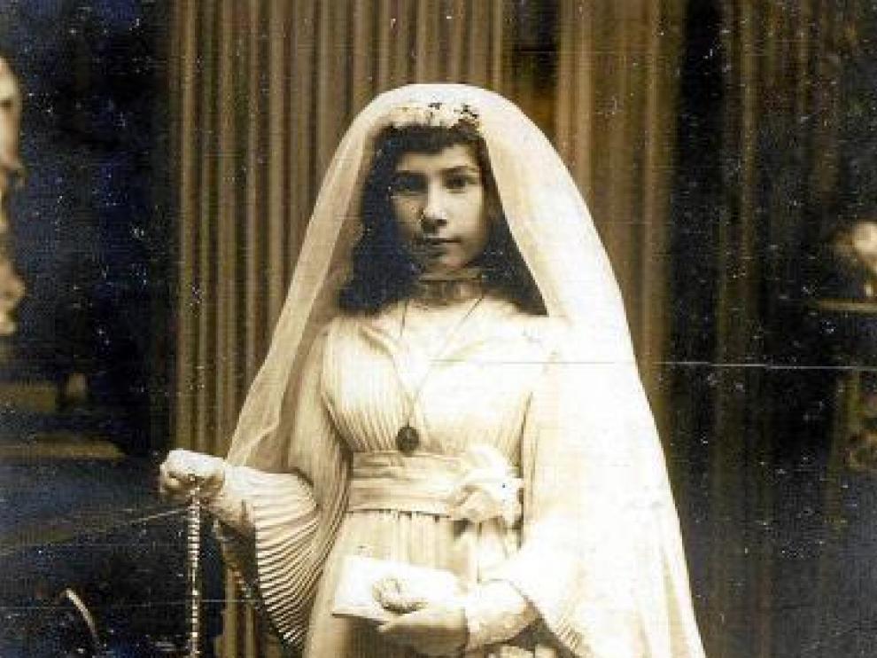 Pascuala Perié, vestida de Primera Comunión.