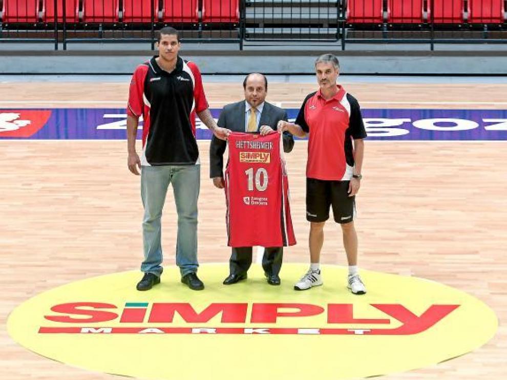 Hettsheimeir, Enrique Garay (Simply) y Abós, en la puesta de largo del nuevo patrocinador.