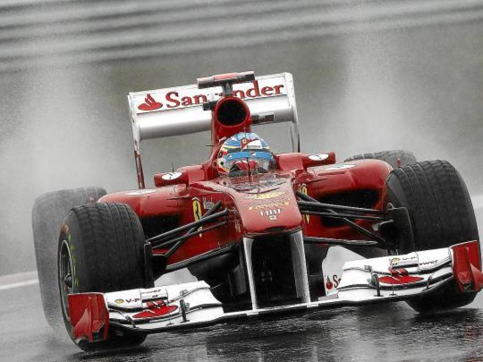 Fernando Alonso terminó cuarto en la segunda sesión de libres del día celebrada bajo la lluvia.