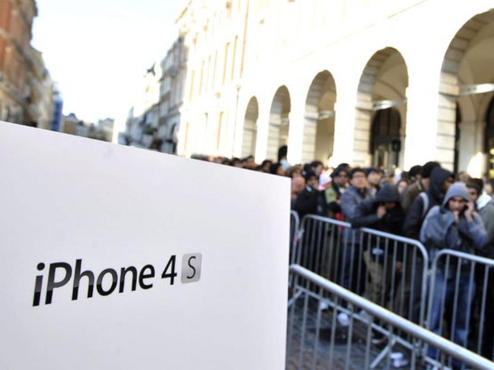 Colas para comprar un Iphone 4s en EE. UU.