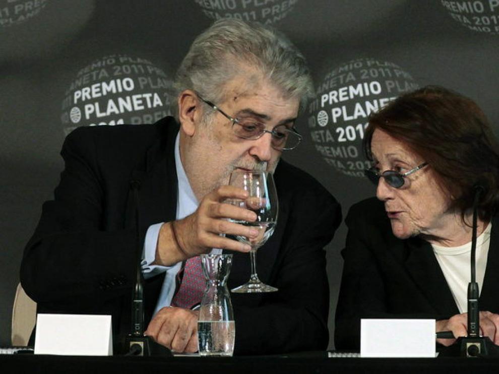 El presidente de Planeta, José Manuel Lara, y la escritora Rosa Regàs