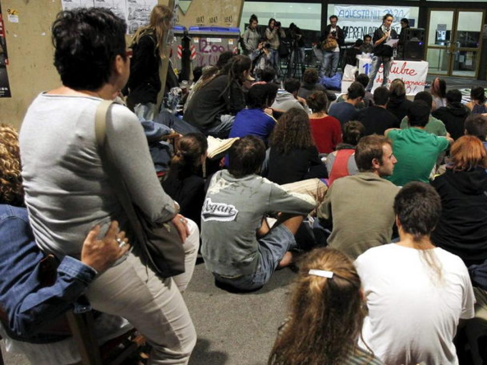 Grupos de indignados en Barcelona