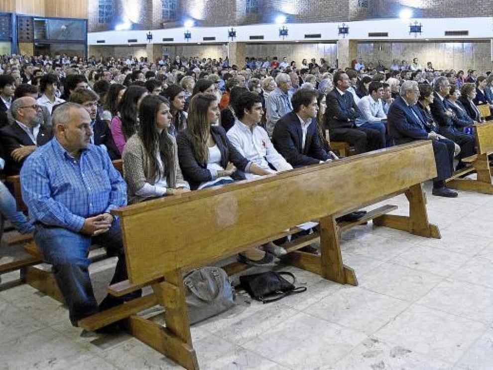 Familiares y amigos -mucha gente joven-, anoche durante el funeral de Alejandro Herranz Pueyo en la parroquia de Santa Rita.