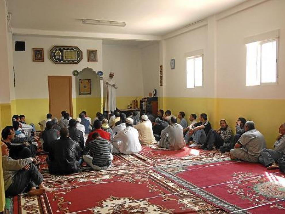 Un momento de la oración de los musulmanes en la nueva mezquita, en el barrio de la Merced.