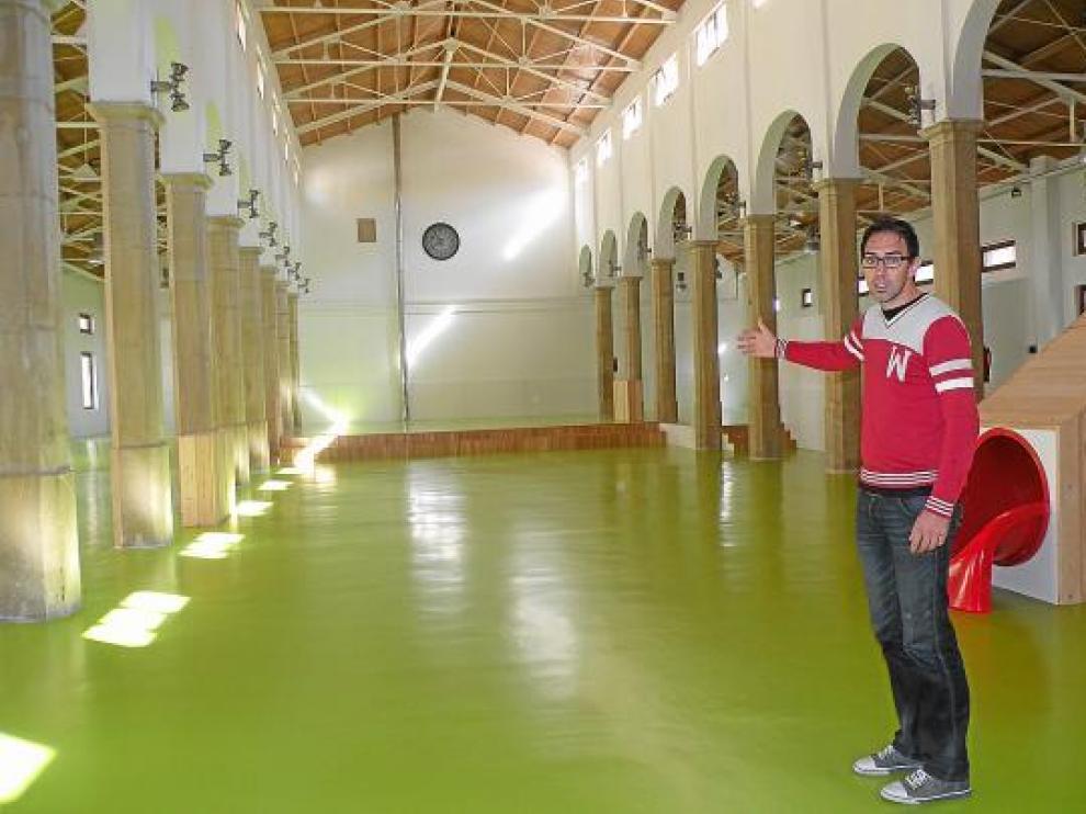 Nacho Esparrells, concejal (PP) del Ayuntamiento de Alcañiz, en el Centro Infantil.