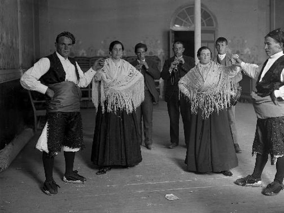 Los gaiteros de Estella, junto los bailadores de Tauste, en la Fiesta de la Jota.
