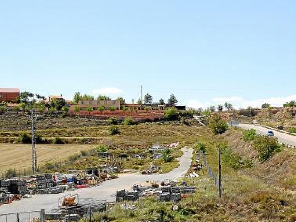 Materiales de obra sobrantes se acumulan junto a la carretera.