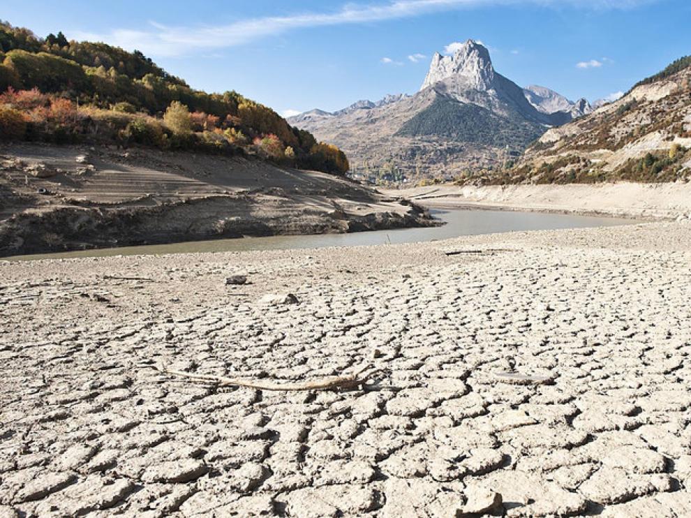 A finales del siglo 21, el cambio climático es probable que aumente la frecuencia y la intensidad de la sequía a escala regional y global. En la imagen, el embalse de Lanuza.