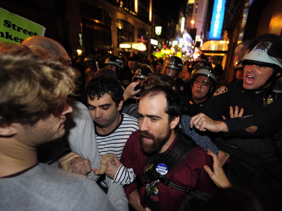 La policía desaloja a los manifestantes en Wall Street