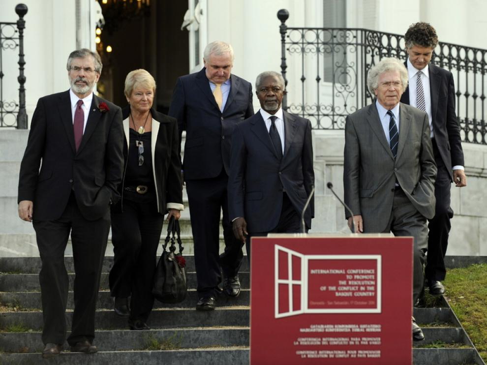 Gerry Adams, Gro Harlem Brutland, Bertie Ahern, Kofi Anann, Pierre Joxe y Jonathan Powell