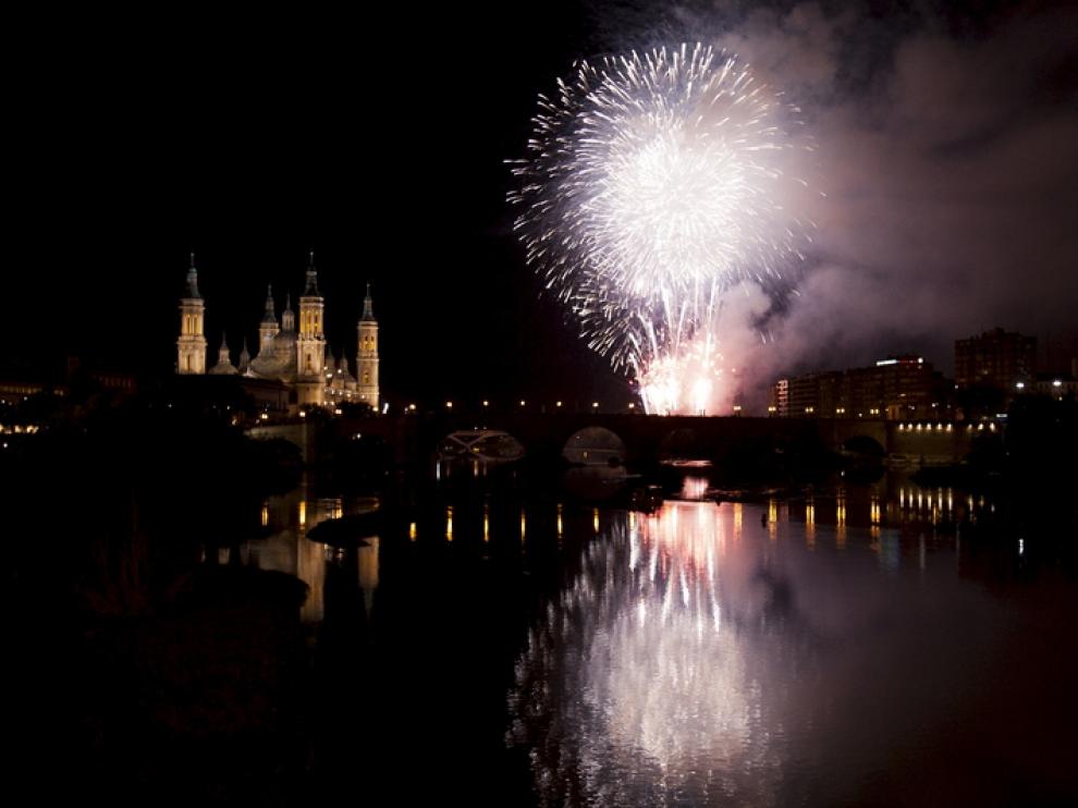 Las riberas se llenaron de espectadores que contemplaron el espectáculo de fuegos artificiales.