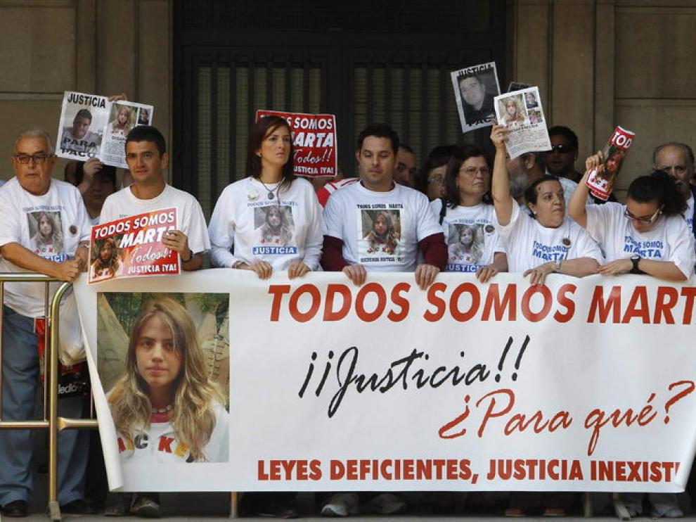 Miembros de la plataforma 'Marta del Castillo' en la Audiencia Provincial
