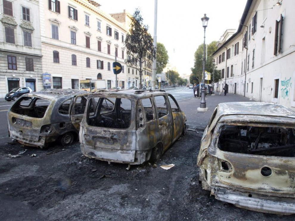 Coches incendiados en la batalla campal del sábado