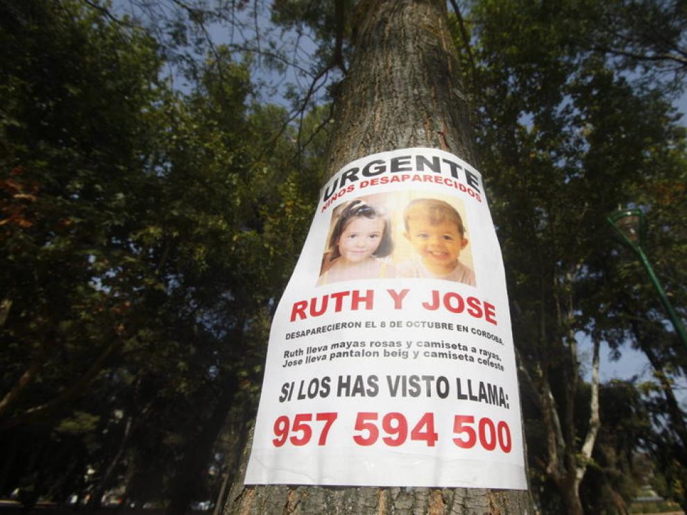 Cartel con la imagen de los 2 niños desaparecidos
