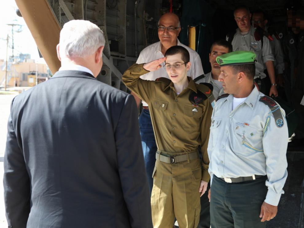 El soldado Shalit saluda a Netanyahu tras su liberación