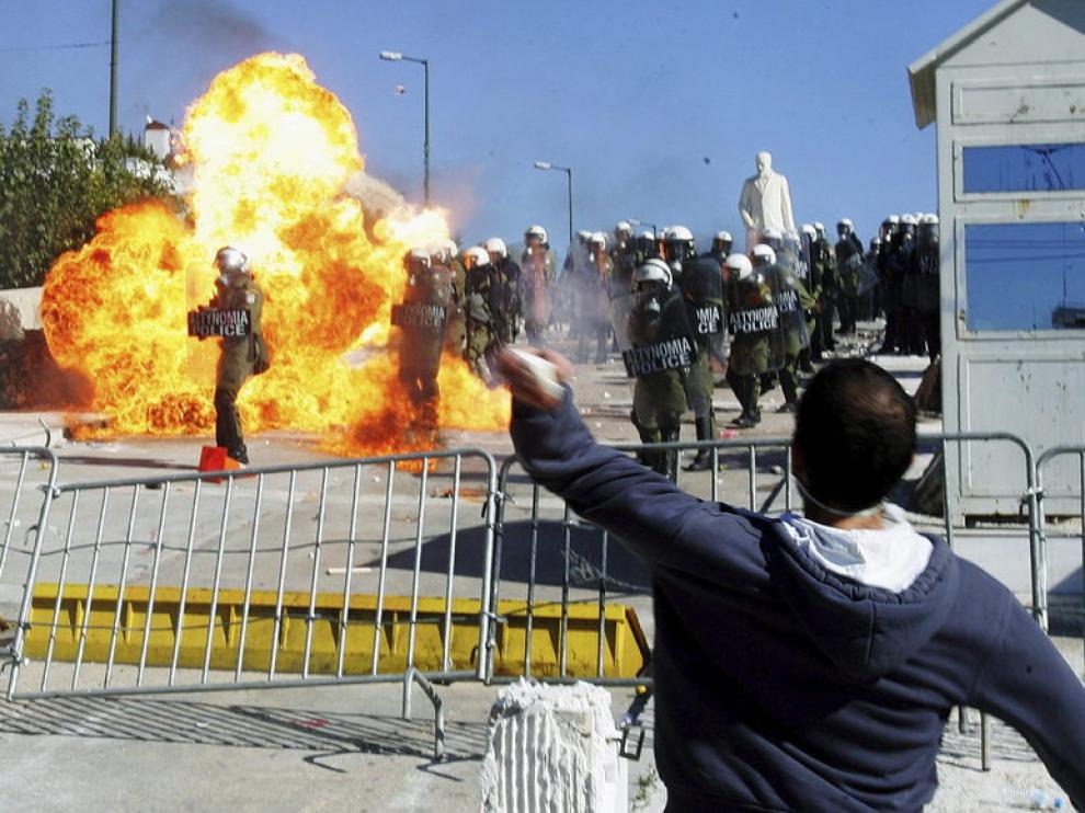 Enfrentamientos entre manifestantes y policías en Atenas, Grecia.