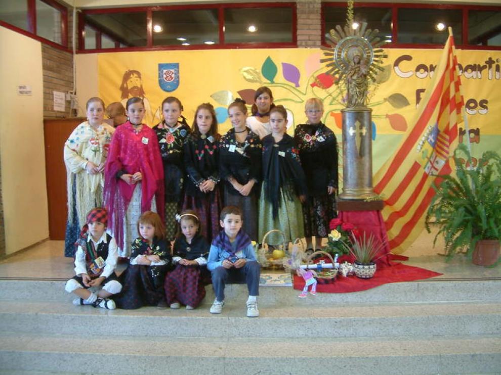 Ofrenda a la Virgen del Pilar en el colegio San Vicente de Paúl, de Barbastro