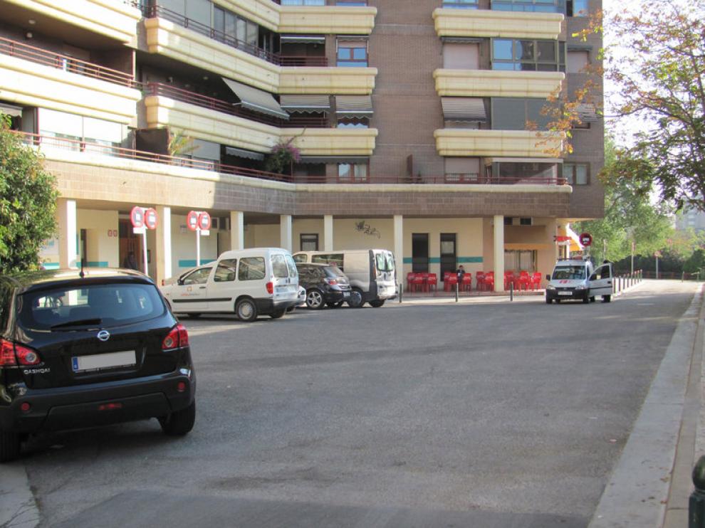 Entrada al Centro de Día La Cadiera en el paseo de Rosales