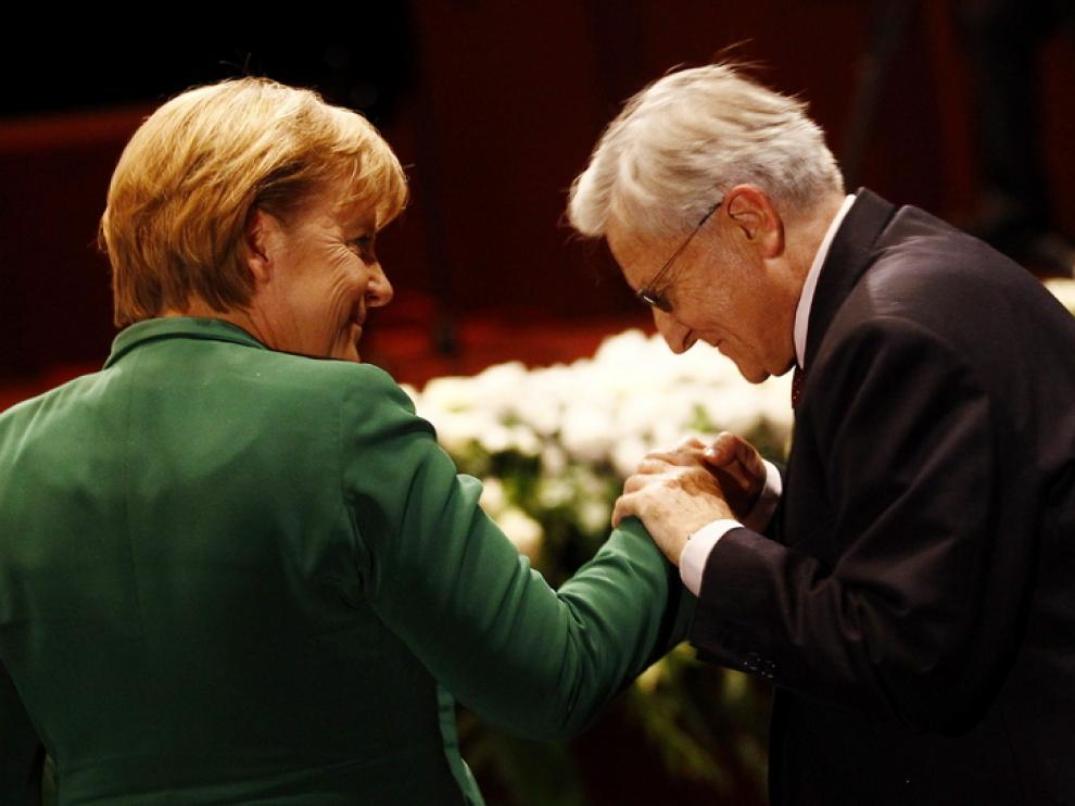 Jean-Claude Trichet saluda a Angel a Merkel