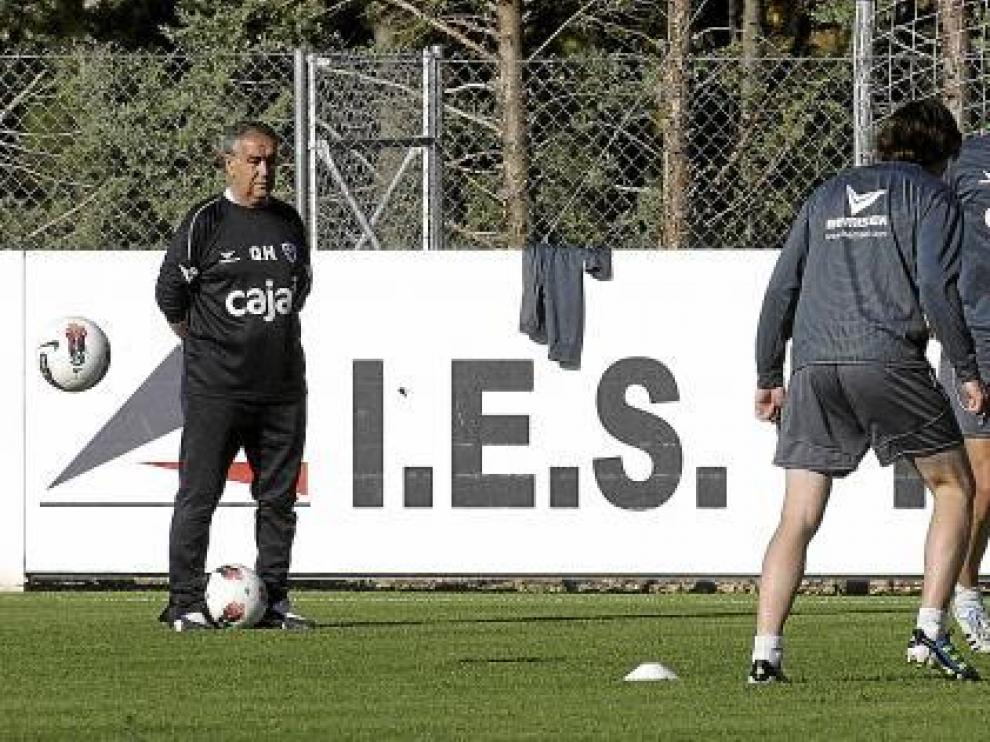Quique Hernández contempla a una parte de sus jugadores durante el entrenamiento del equipo en la mañana de ayer en el campo del IES Pirámide.