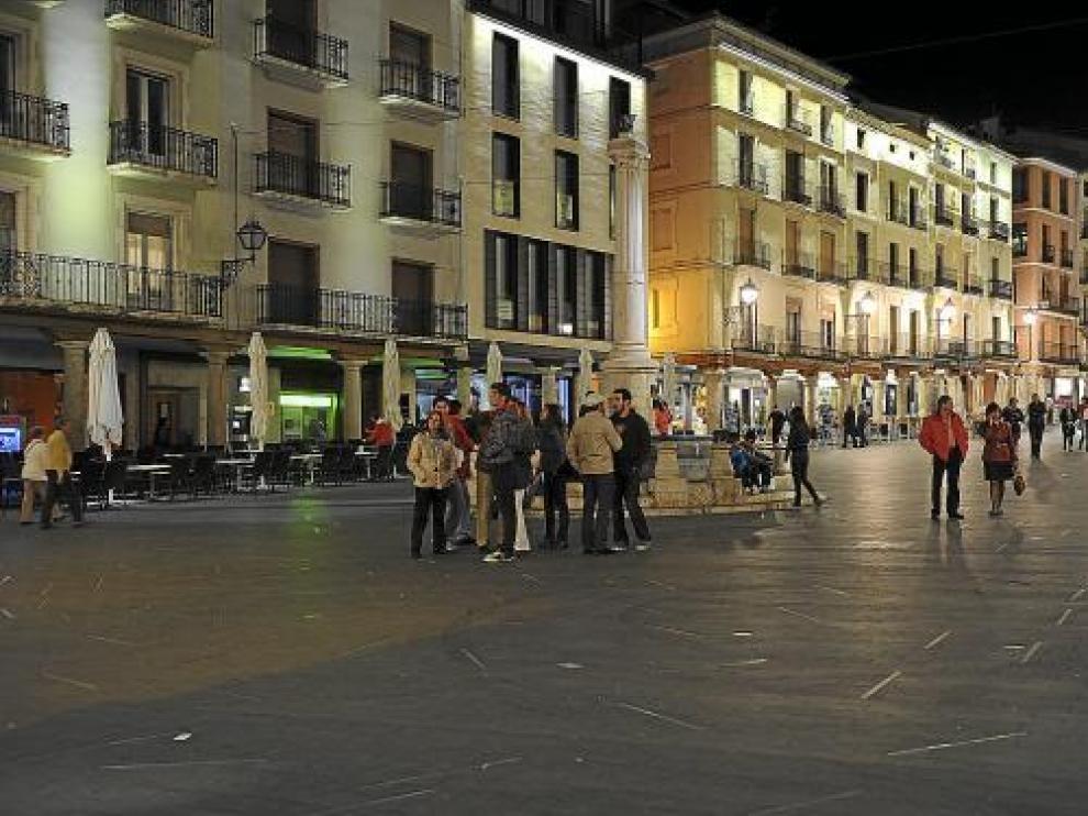 Las luminarias del suelo de la plaza del Torico permanecen apagadas debido a las continuas averías.
