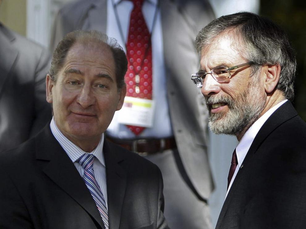 Brian Currin (i) junto a Gerry Adams, líder del Sinn Fein