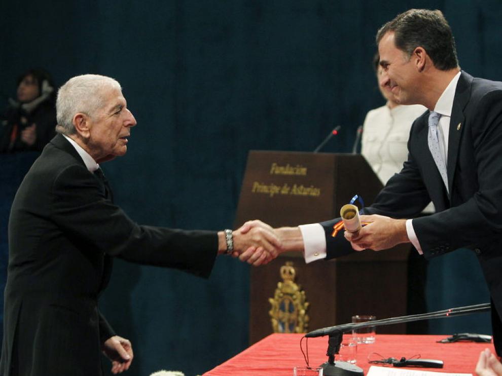 El príncipe Felipe entrega a Leonard Cohen el premio Príncipe de Asturias de las Letras