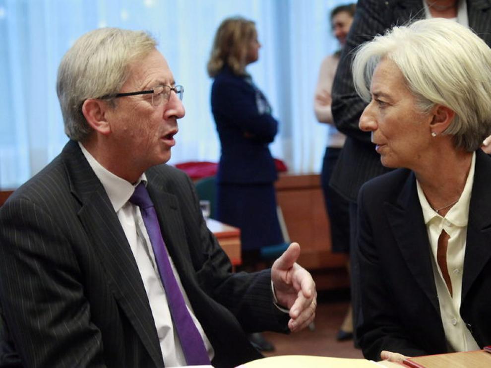 La directora del FMI, Christine Lagarde (d) conversa con el presidente del Eurogrupo, Jean-Claude Juncker