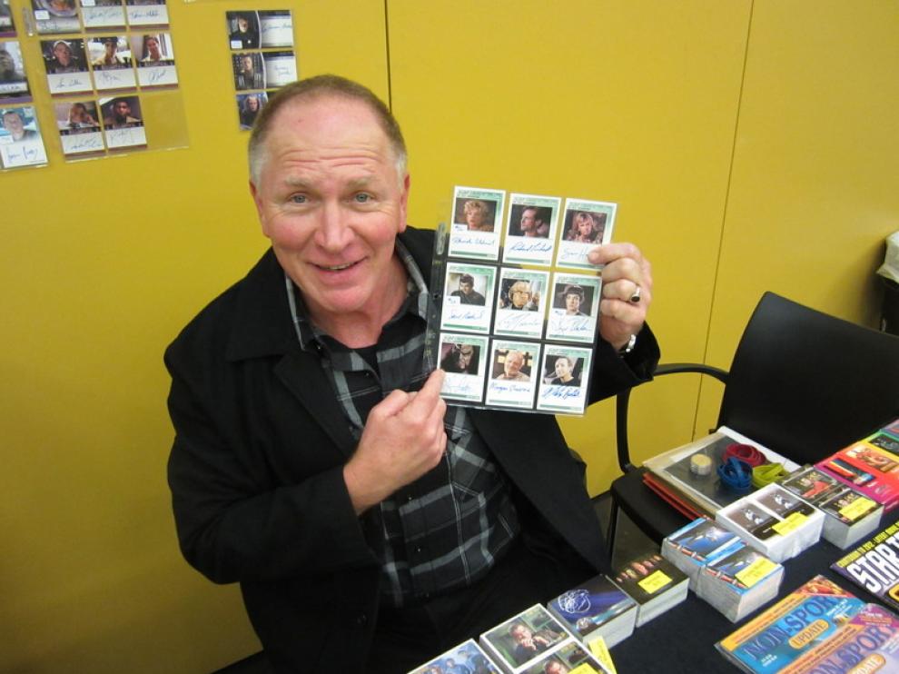 Vaughn Armstrong muestra una carta de un personaje que él representó