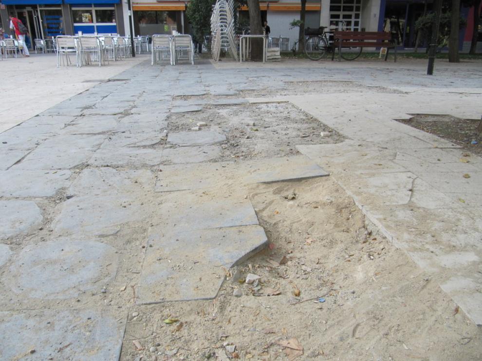 Así está el pavimiento de la plaza del Parque de la Esperanza