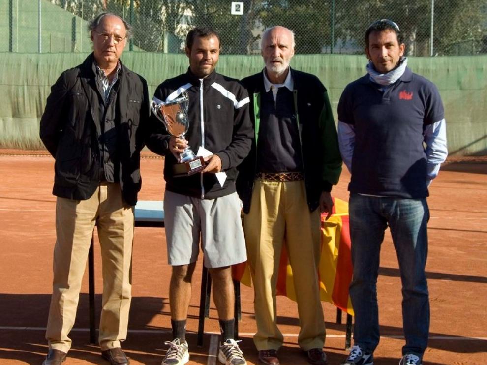 Carlos Castellanos recoge la copa de campeón