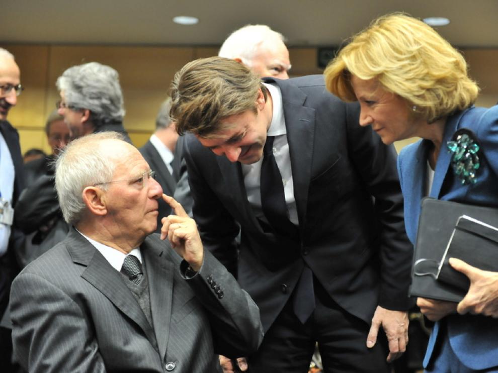 Elena Salgado (d), Francois Baroin (c) y Wolfgang Schauble (i) este sábado en Bruselas