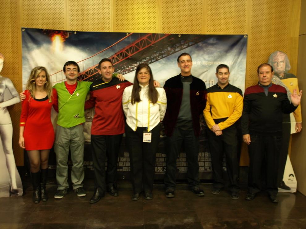 Varios fanáticos de la serie posan ataviados con los trajes característicos