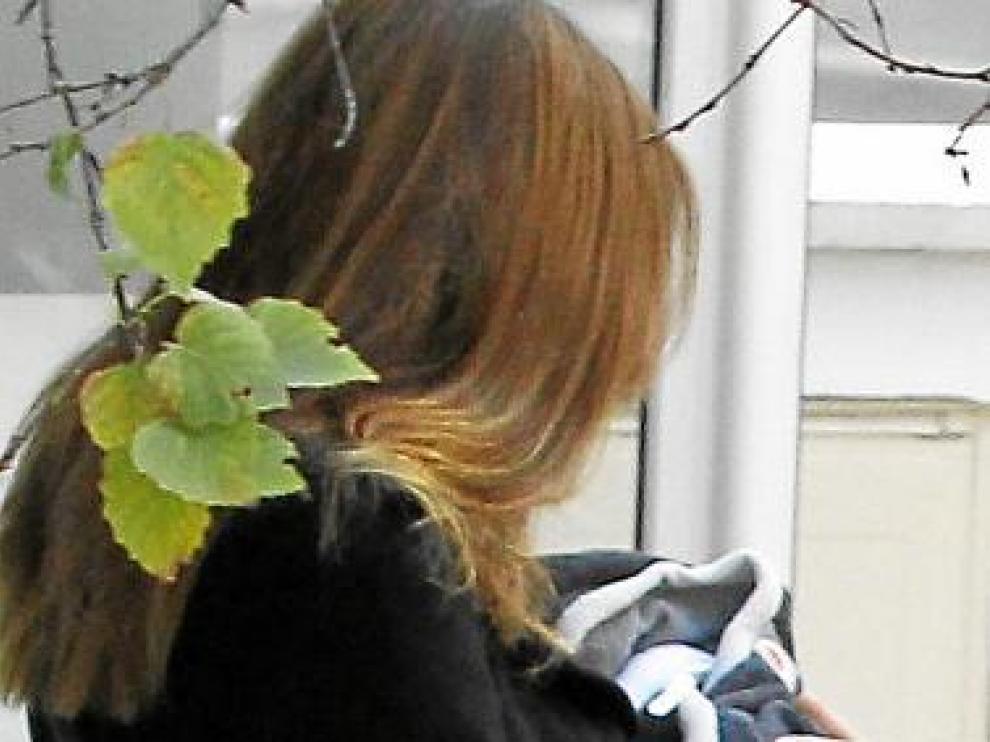 Carla Bruni con su hija, a la salida de la clínica.