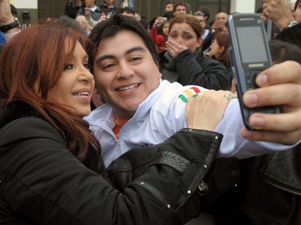 Fernández se fotografía con un partidario