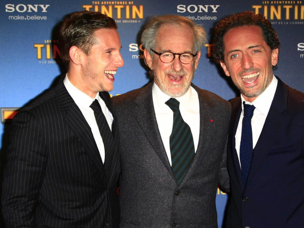 Spielberg posa con dos actores del film