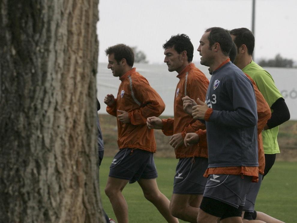 Helguera habla con algunos compañeros durante el entrenamiento de ayer.