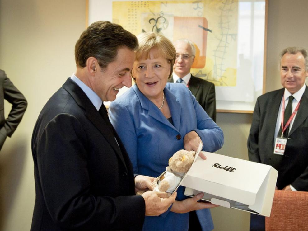 Merkel regala un oso de peluche a Sarkozy