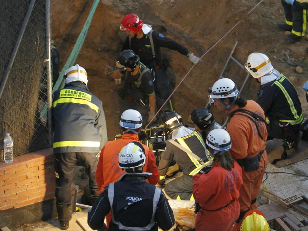 Los bomberos tratan de rescatar a un obrero herido