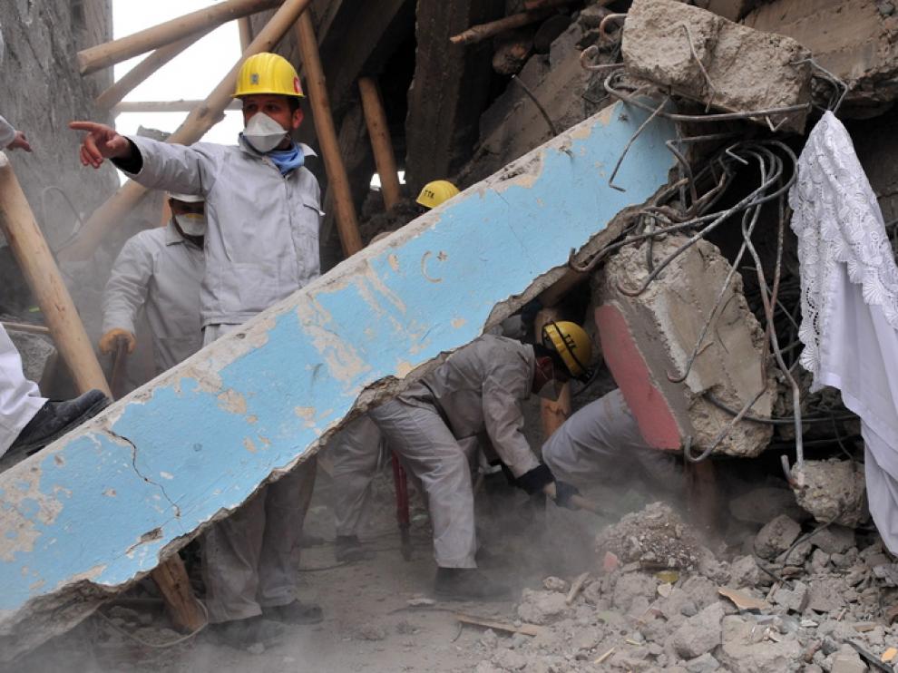 Los equipos de rescate trabajan para encontrar supervivientes