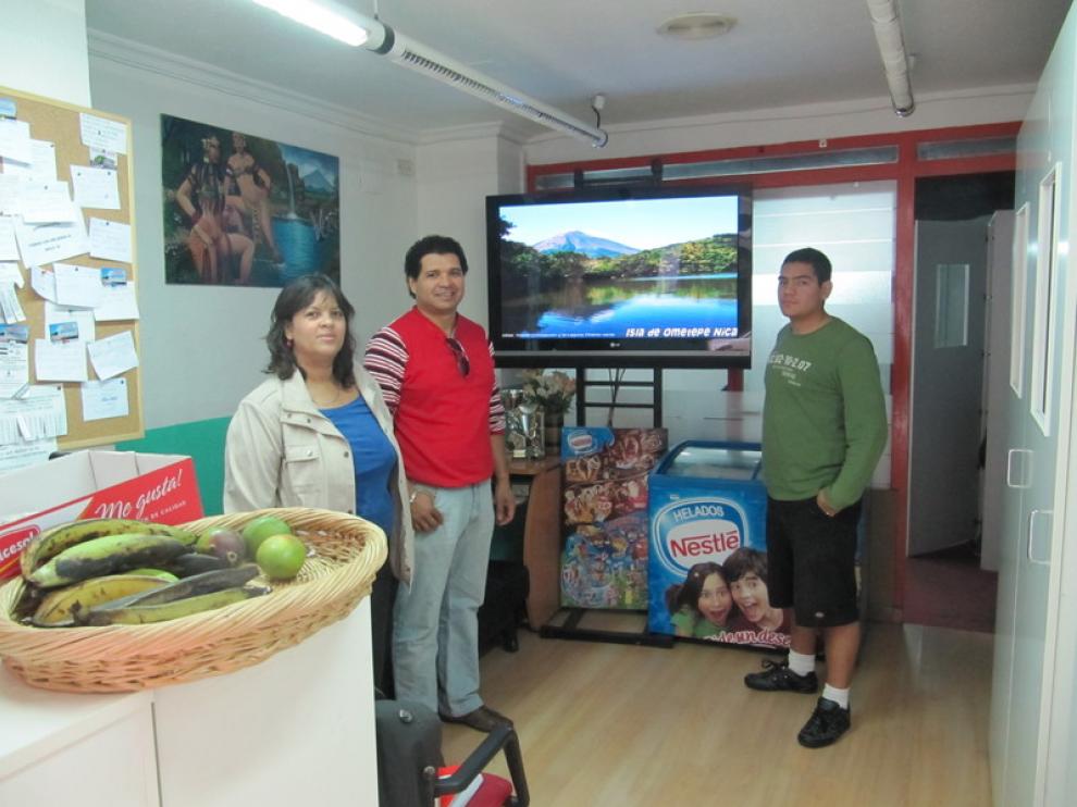 Ángela, Lester y Roberto, en el locutorio Nicarao, en la calle Cereros