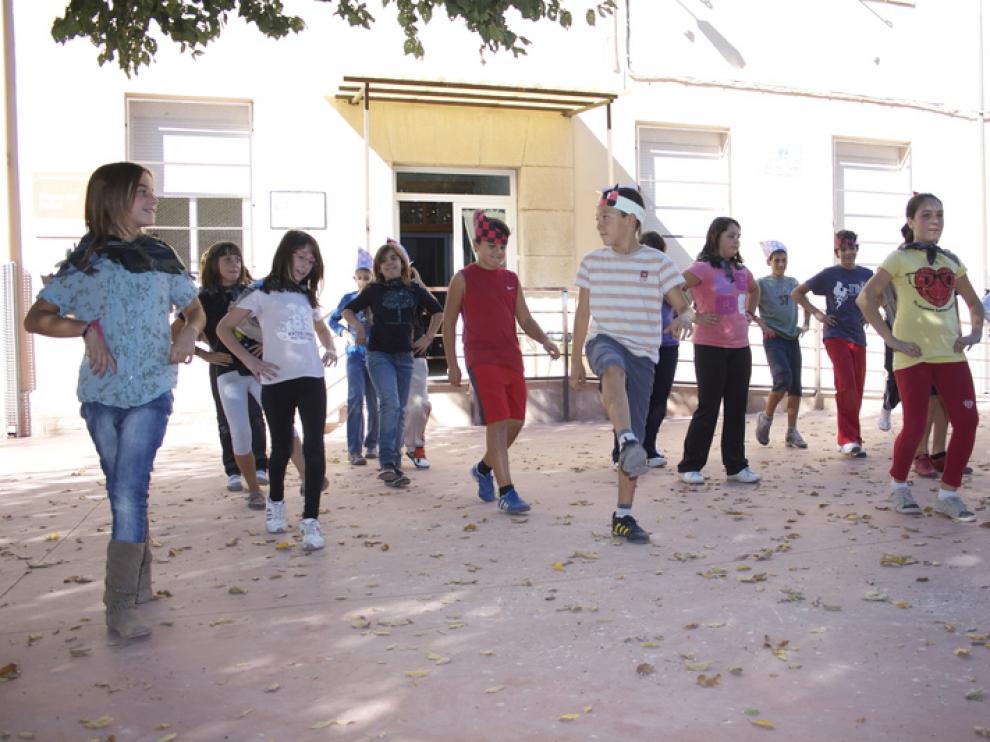 Muy divertidos, los chavales se entregaron a bailar jotas