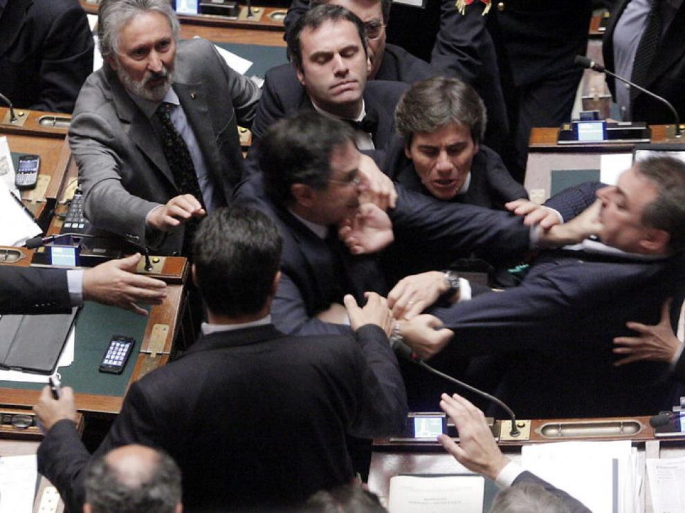 El diputado Claudio Barbaro, del partido Futuro e Liberta (centro a la izq) y el diputado de la Liga Norte, Fabio Rainieri (der) pelean