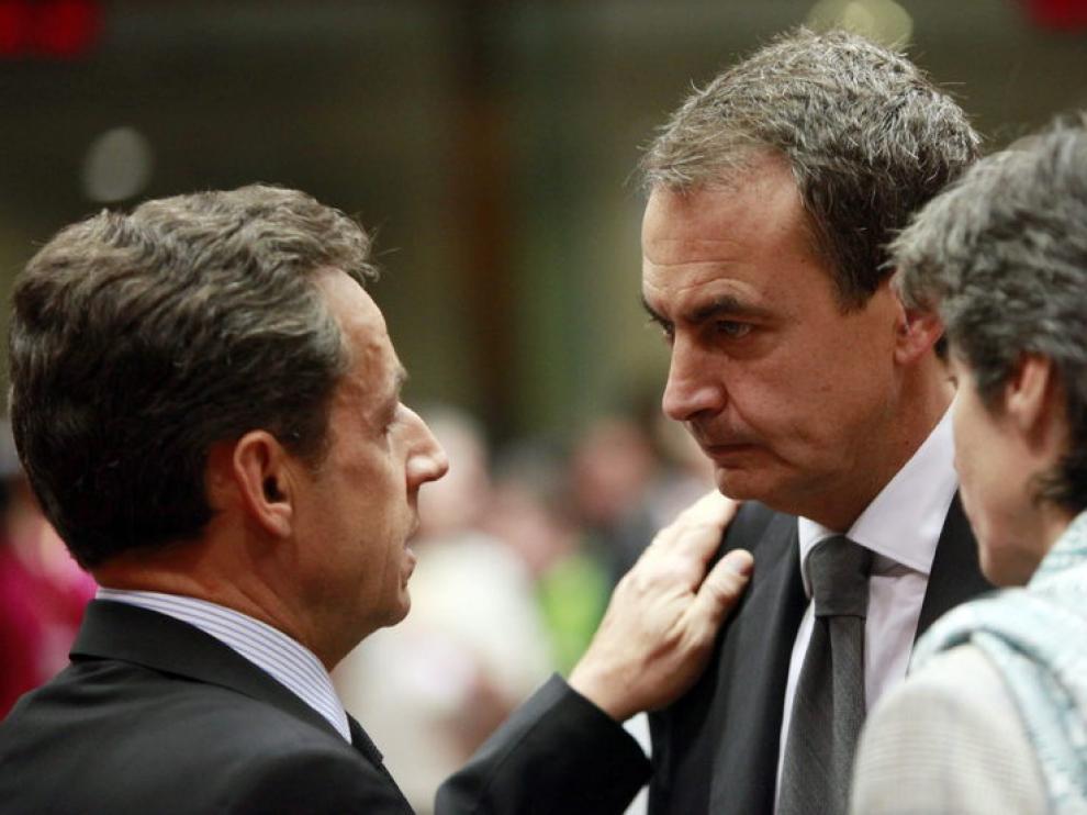 El presidente del Gobierno español, José Luis Rodríguez Zapatero, (c), conversa con el presidente francés Nicolás Sarkozy (i), en la sede del Consejo Europeo en Bruselas