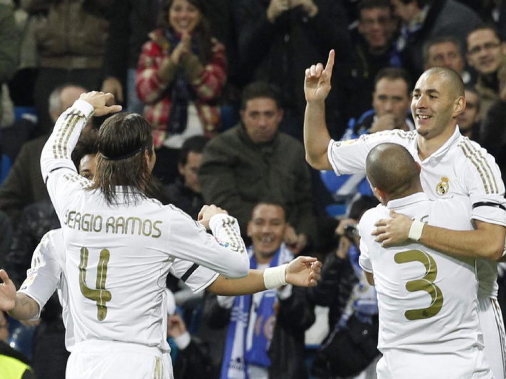 Los jugadores del Real Madrid celebran uno de sus goles