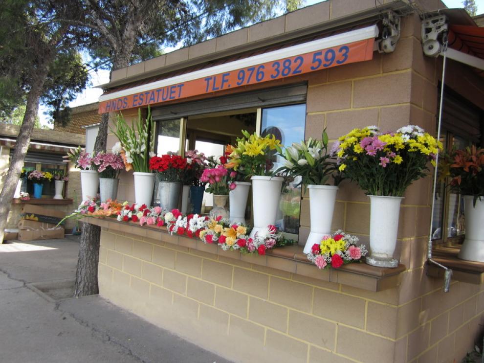 Flores en un puesto en las puertas del Cementerio de Torrero