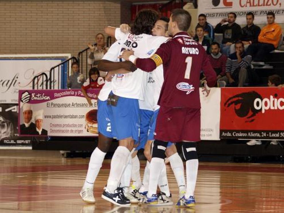 Los jugadores aragoneses celebran el gol de Carlos Muñoz.