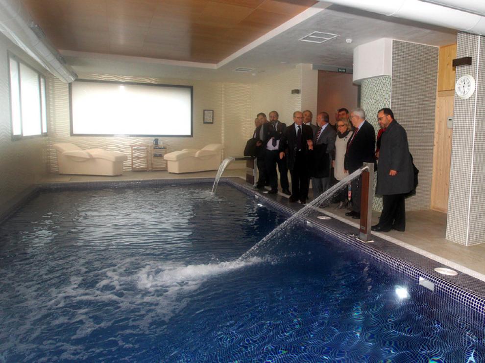 Los asistentes a la inauguracion del hotel durante la visita a las instalaciones