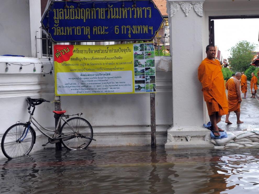 Un monje observa las inundaciones en el exterior de una Pagoda
